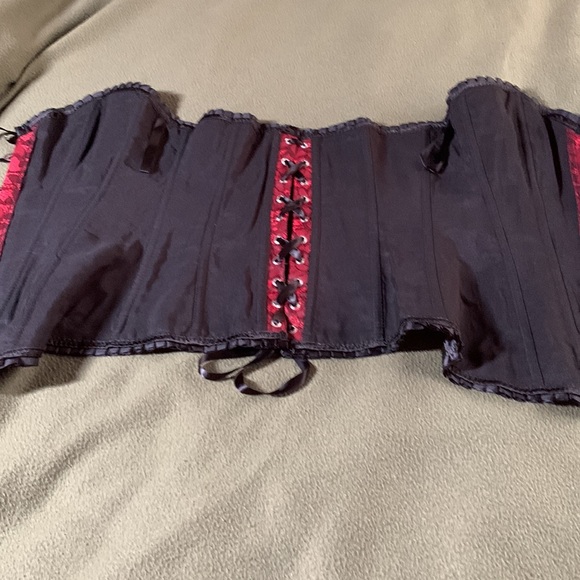 New sexy bustier w/ matching thong.  Approx. 12 in. w/ long ribbon for expansion - Picture 5 of 9